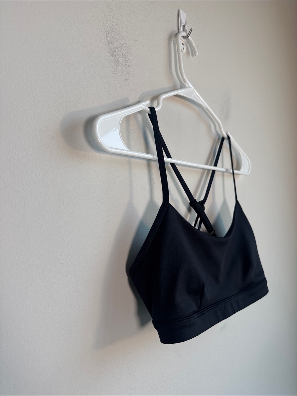 ALO Yoga Airlift Intrigue Bra in Black - S - Picture 4 of 6